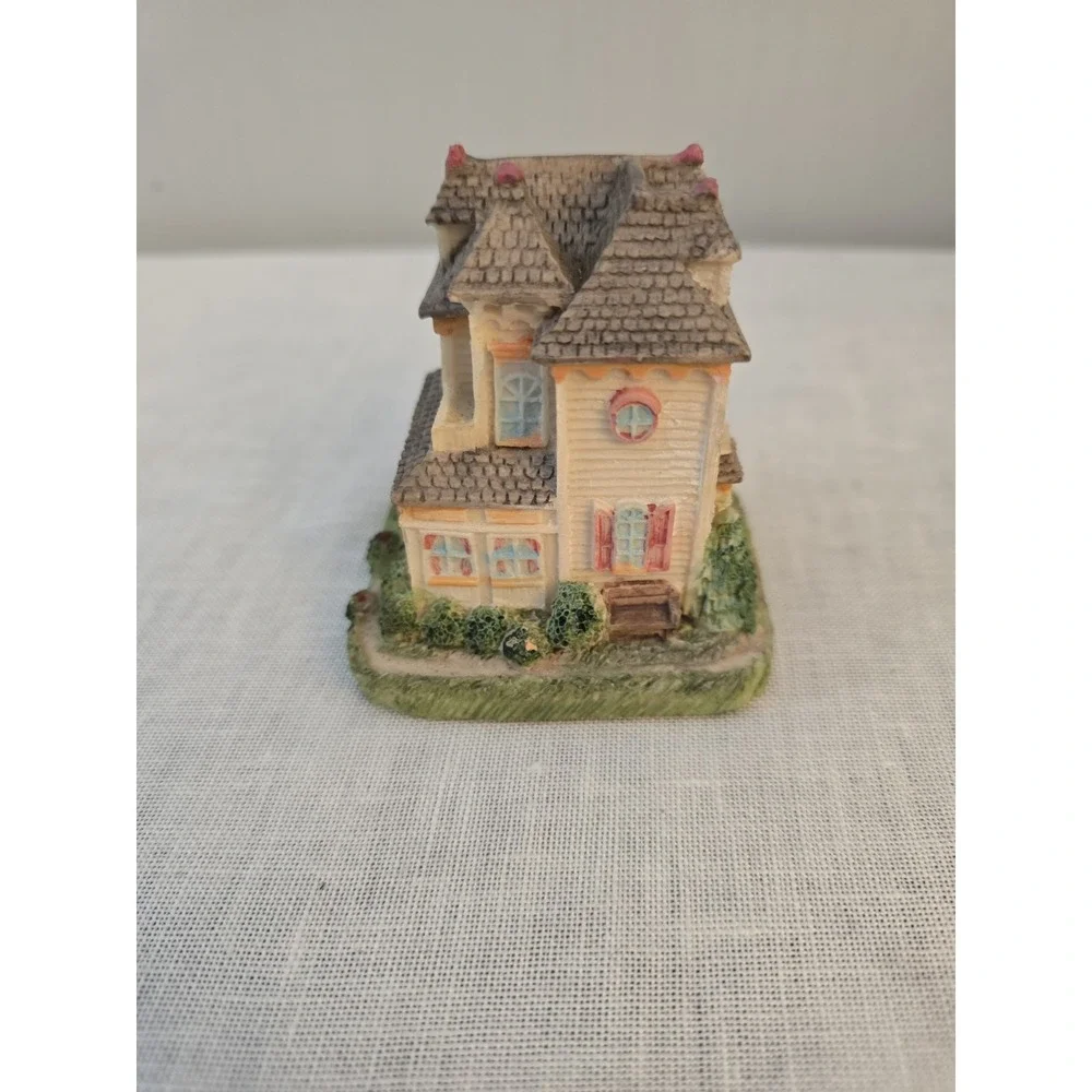 Vintage The Wooden Nickel Inn AH42 1994 Christmas Village Figurine